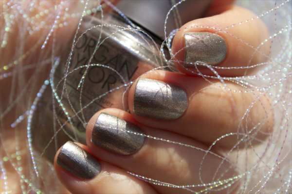 Новогоднее серебро: 10 идей зимнего маникюра для ногтей разной длины и формы